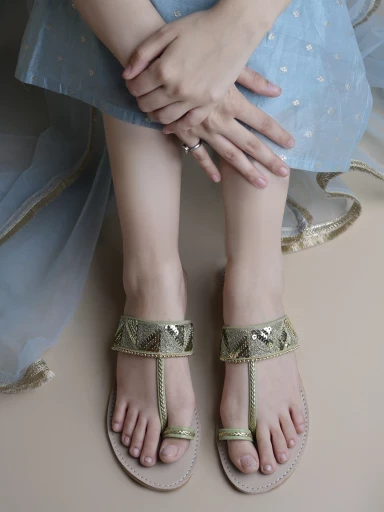 Stylestry Elegant Ethnic Green Kolhapuri Flats For Women & Girls